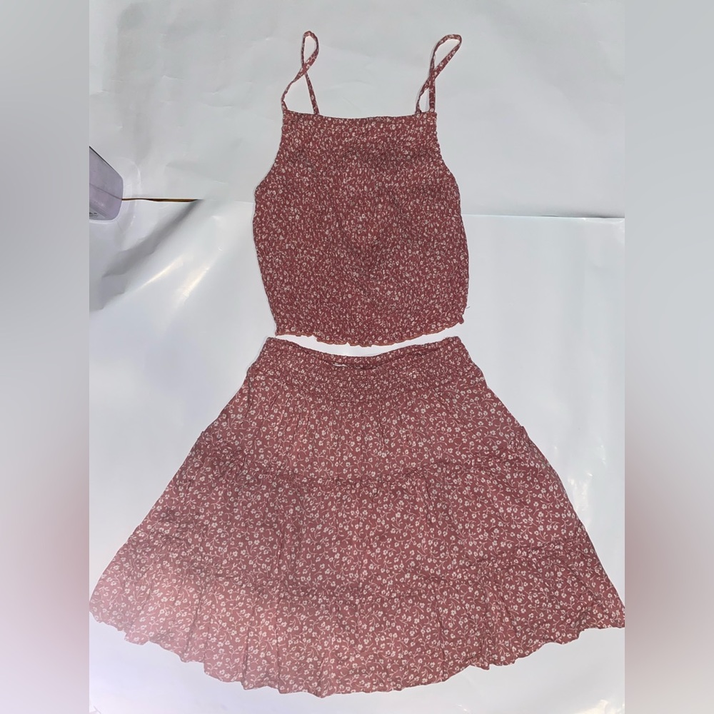 Hollister women’s pink floral set top small skirt xs